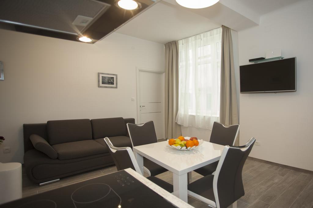 Old Square Apartment Split Exterior photo